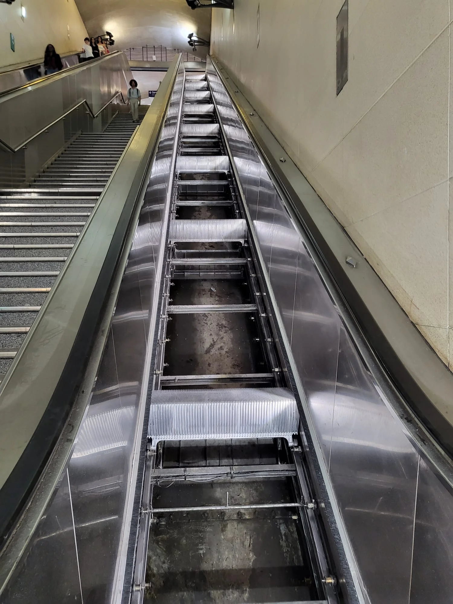 Maintenance d'escalier mécanique en gare par BM SYSTEME