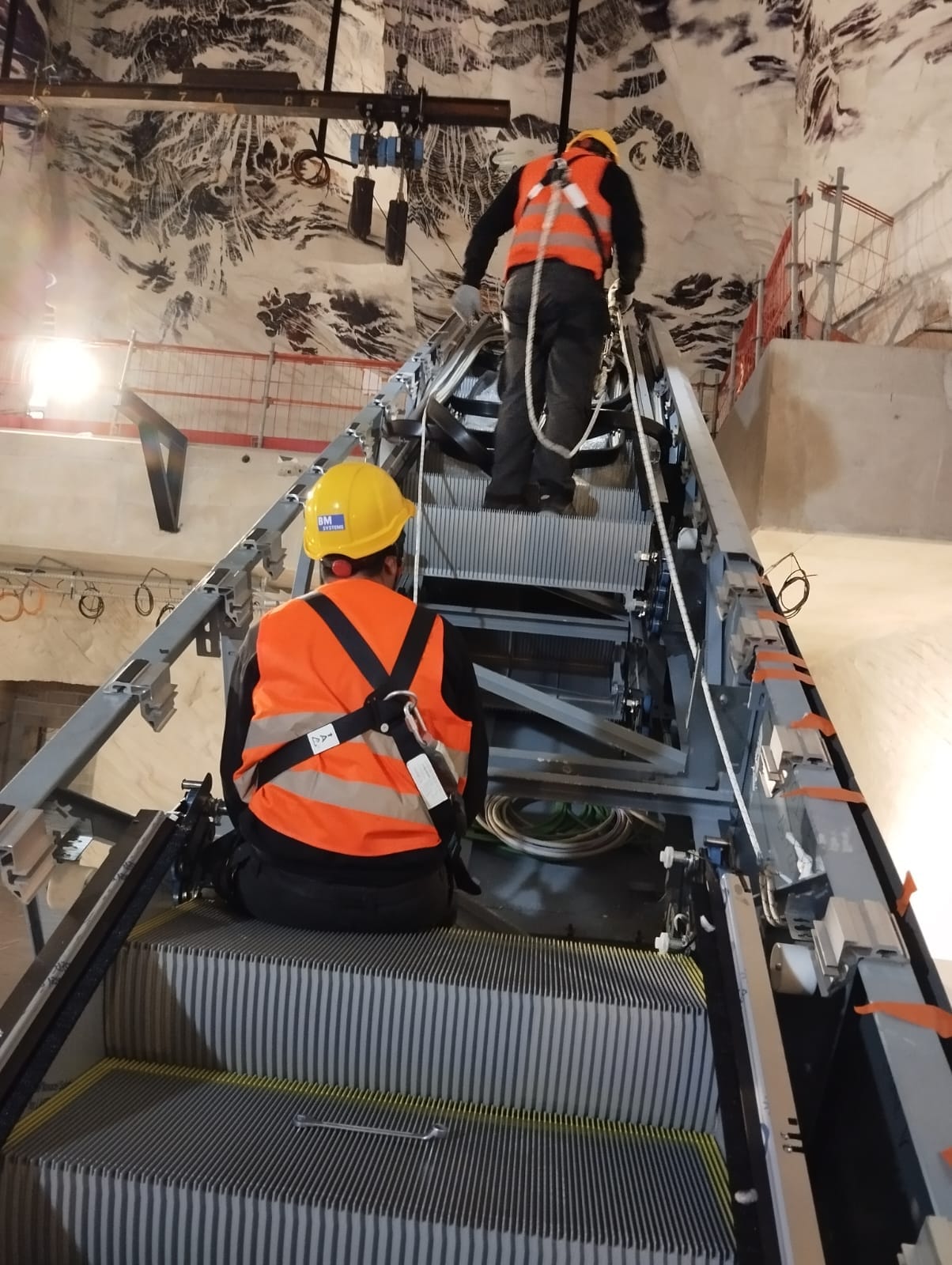 Techniciens BM SYSTEME en intervention sur un escalier mécanique, Île-de-France